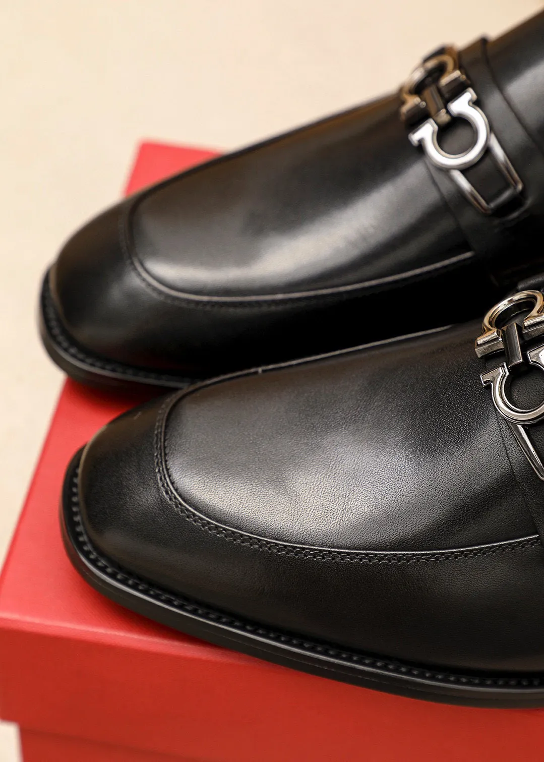 Men's shoes💰460💰 Product trademark: Ferragamo "Ferragamo" casual leather shoes Regular size: 38-44 (45🉑️customized) Product materials: Selected imported first-layer calfskin upper + luxury hardware buckle, imported water-dyed cow leather lining. Strong three-dimensional visual effect, original outsole color: 1⃣️color optional